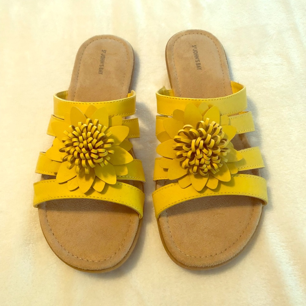 NWOT. Yellow sandals with flower. Size 10.